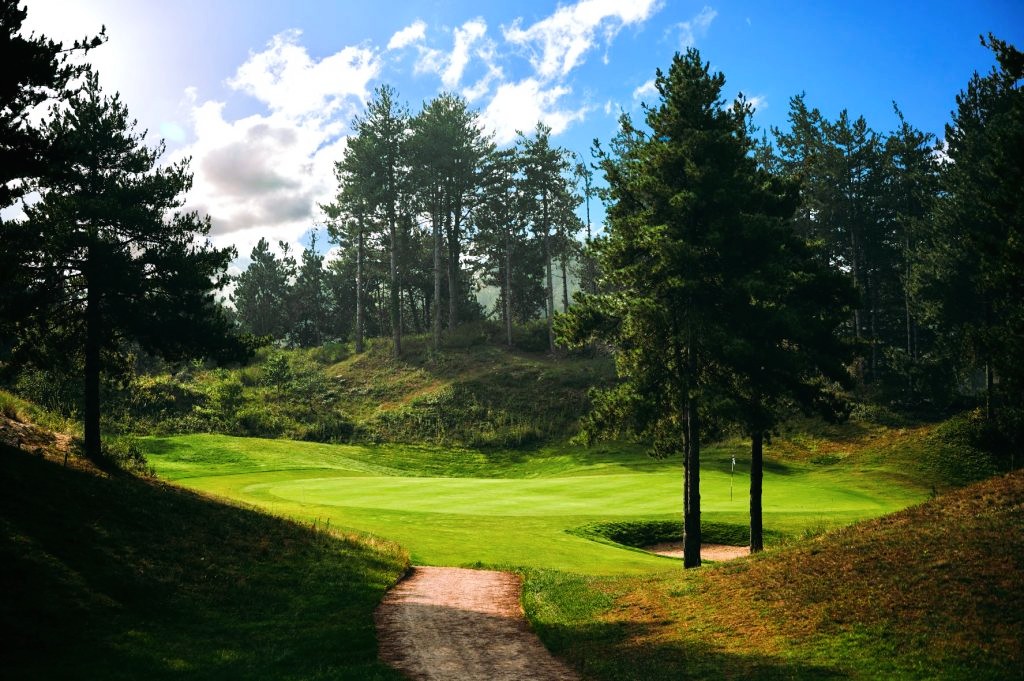 Fairway dans la forêt, golf de Belle Dune